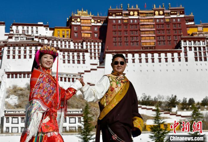 冬游西藏新風(fēng)尚：藏裝拍照、寄明信片成熱門(mén)