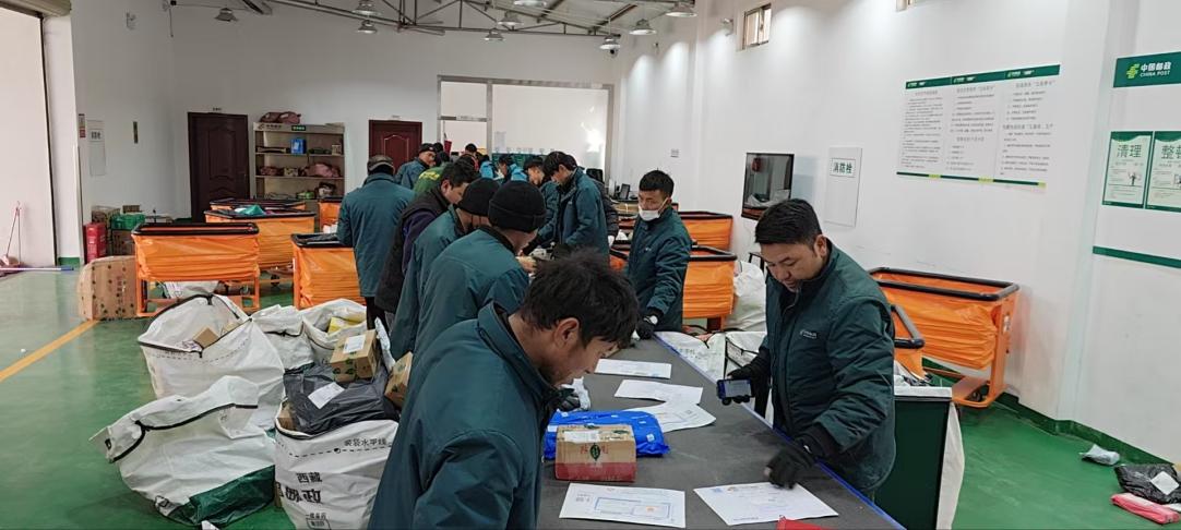 西藏拉薩城東營業(yè)部分揀員正在傳送帶分揀。旦增攝