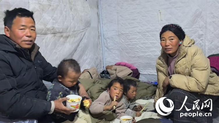 森嘎村村民扎西一家五口。人民網(wǎng)記者 吳雨仁攝