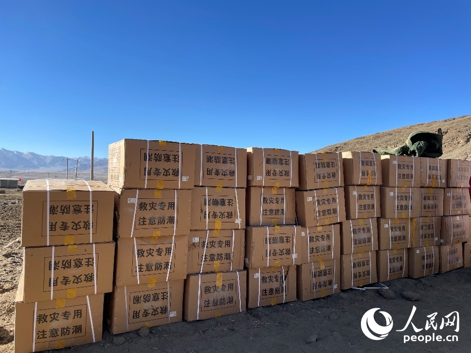 救災物資抵達長所鄉(xiāng)古榮村。人民網(wǎng)記者 郝潔攝