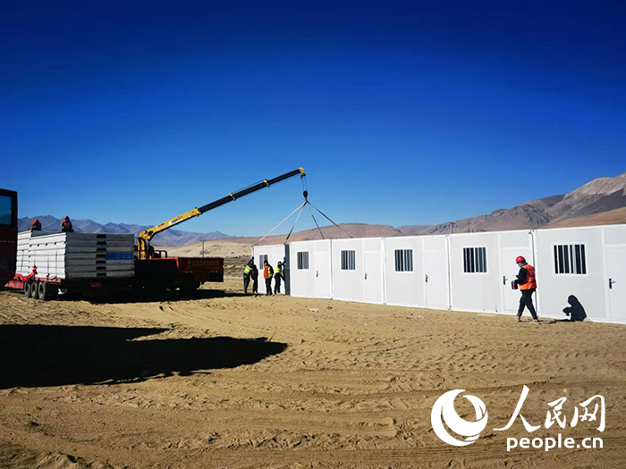 1月9日，在日喀則市定日縣長所鄉(xiāng)森嘎村安置點(diǎn)，工作人員抓緊搭建移動板房，確保受災(zāi)群眾溫暖過冬。人民網(wǎng)記者 吳雨仁攝