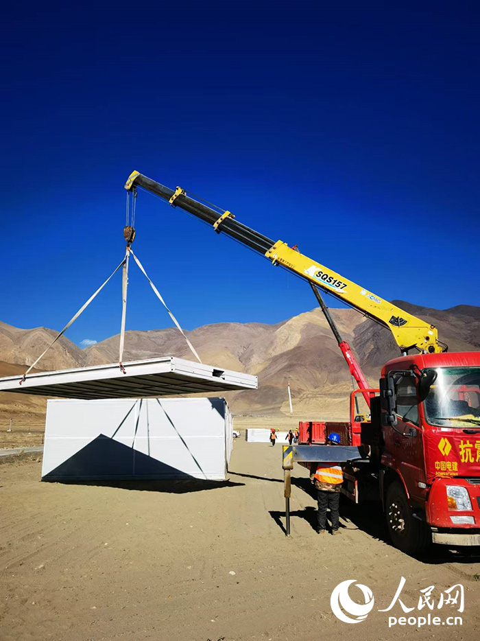 1月9日，日喀則市定日縣長所鄉(xiāng)森嘎村安置點(diǎn)正在吊裝板房。人民網(wǎng)記者 吳雨仁攝