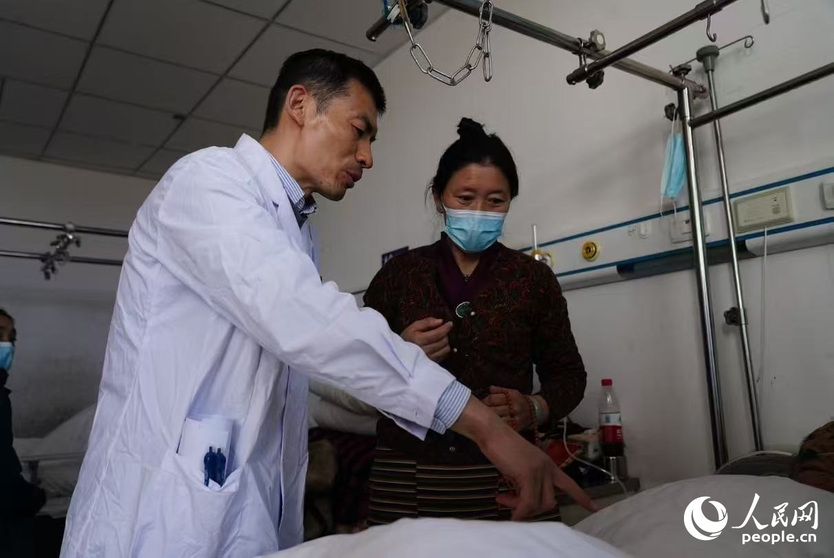 醫(yī)生在巡查。人民日報記者 徐馭堯攝