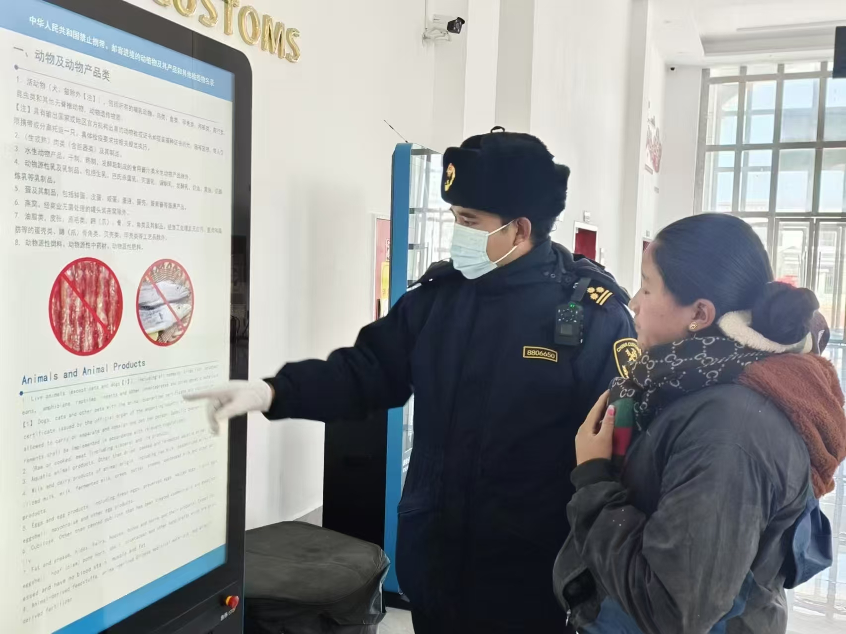 海關(guān)關(guān)員對入境邊民進行禁止攜帶、郵寄進境動植物及其產(chǎn)品解讀。次旺久美攝
