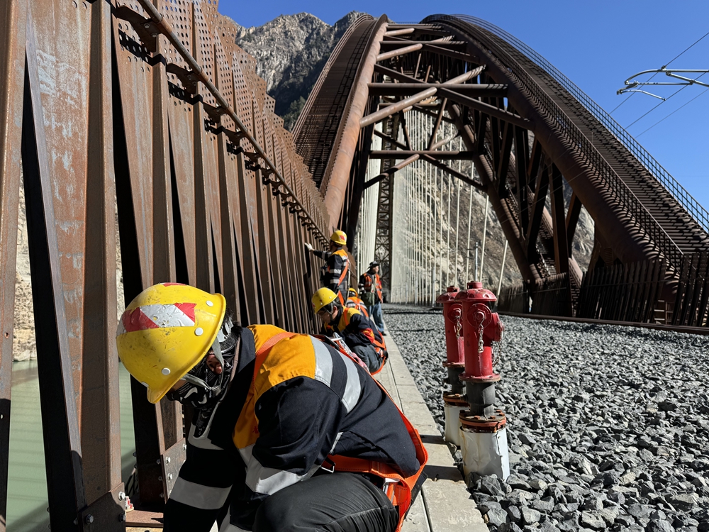 螺栓檢查。馬生明攝