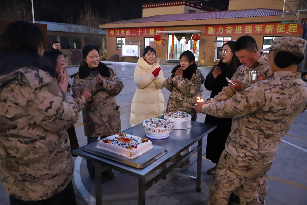 支隊為來隊家屬過集體生日?；粢綌z