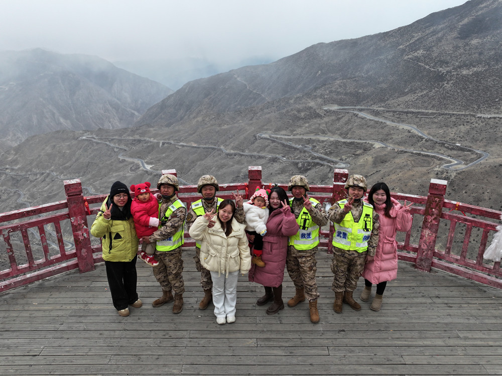 支隊組織家屬隨隊養(yǎng)護(hù)體驗丈夫工作。何眾攝