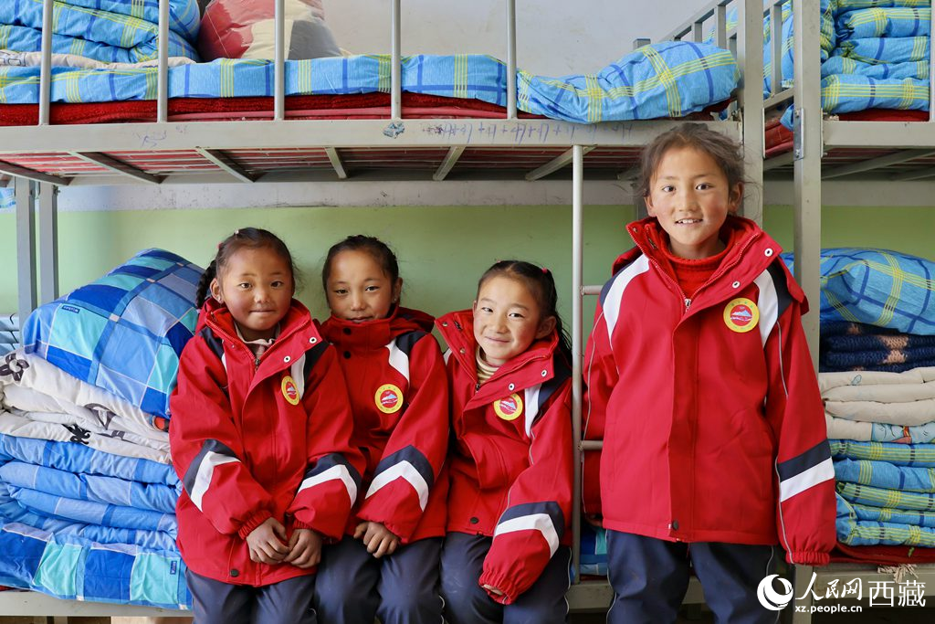 學生在定日縣第二小學分流安置點宿舍。人民日報記者 鮮敢攝