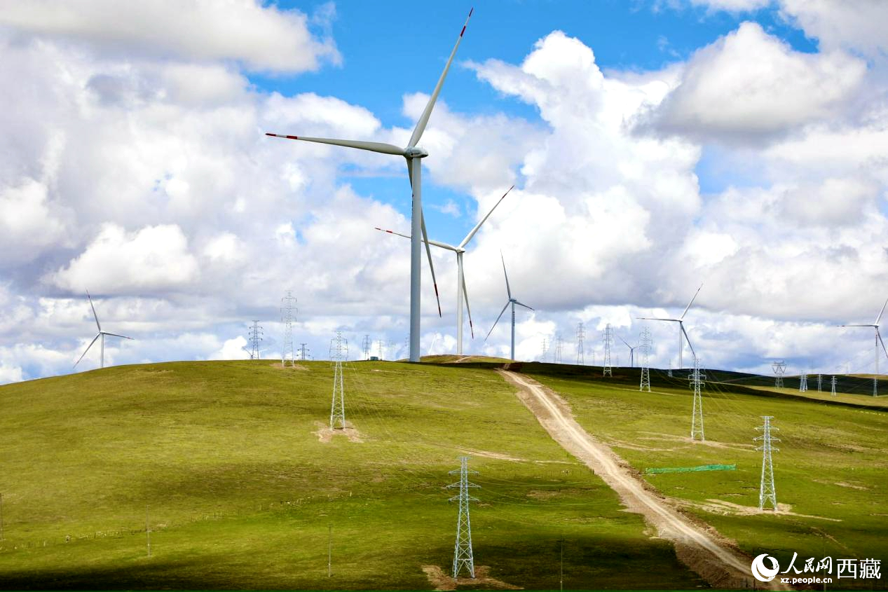 西藏那曲市色尼區(qū)的歐瑪亭嘎風(fēng)電場(chǎng)。