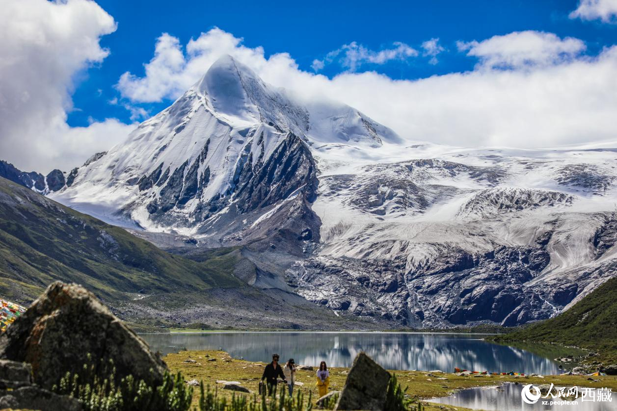 西藏那曲市比如縣的薩普雪山。