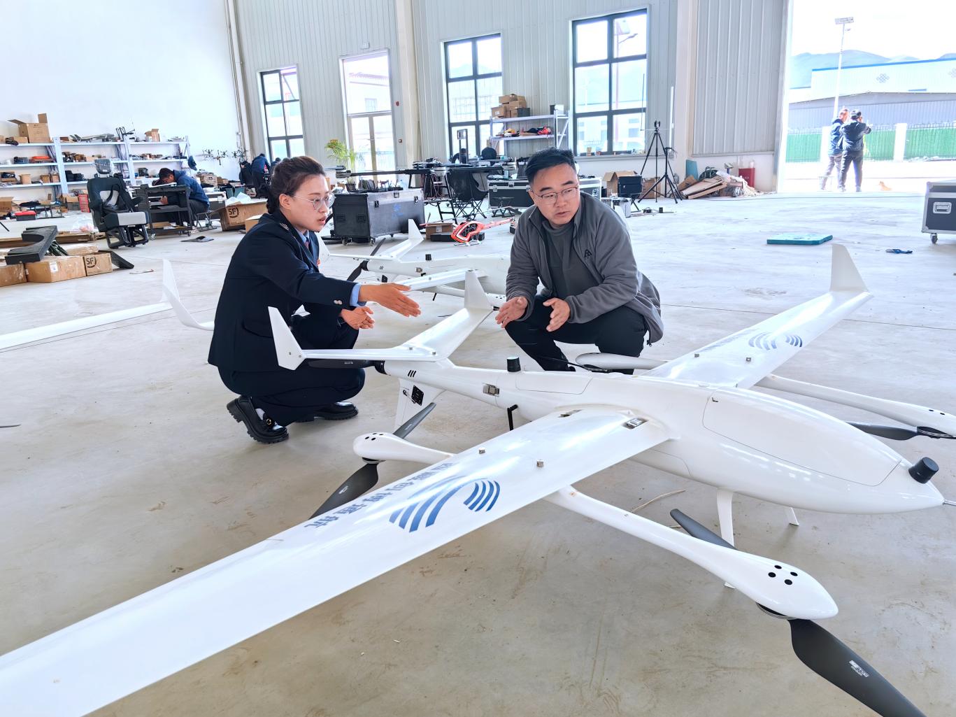 創(chuàng)博通航工作人員向稅務(wù)干部介紹無(wú)人機(jī)情況。曲麗攝