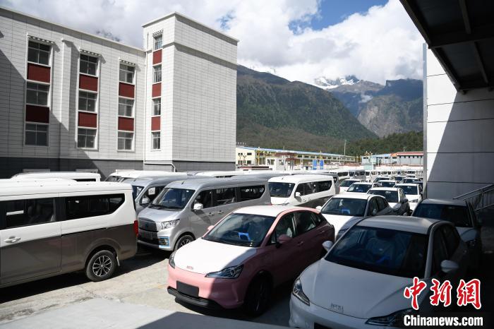 西藏自治區(qū)吉隆口岸：新能源汽車出口大幅增長(zhǎng)