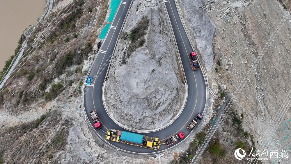 變壓器運(yùn)輸過彎途中