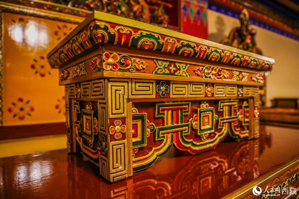 精美的繪畫與虱雕功底呈現(xiàn)在藏式家具上