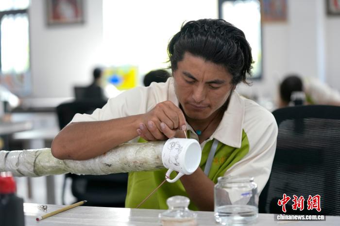 產(chǎn)教融合助推西藏青年創(chuàng)新西藏陶瓷