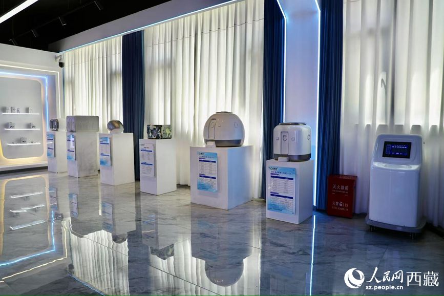 各類制氧產(chǎn)品。人民網(wǎng)記者 次仁羅布攝