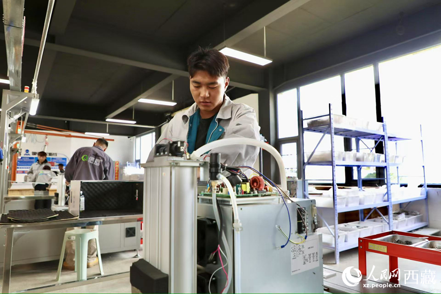 生產(chǎn)車間工人正在安裝制氧設(shè)備。人民網(wǎng)記者 次仁羅布攝