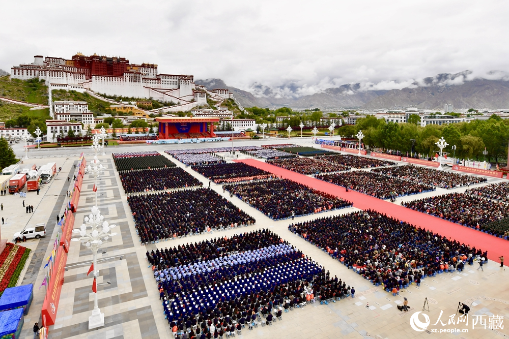 熱烈慶祝西藏自治區(qū)成立60周年大會現(xiàn)場。索朗旺久攝