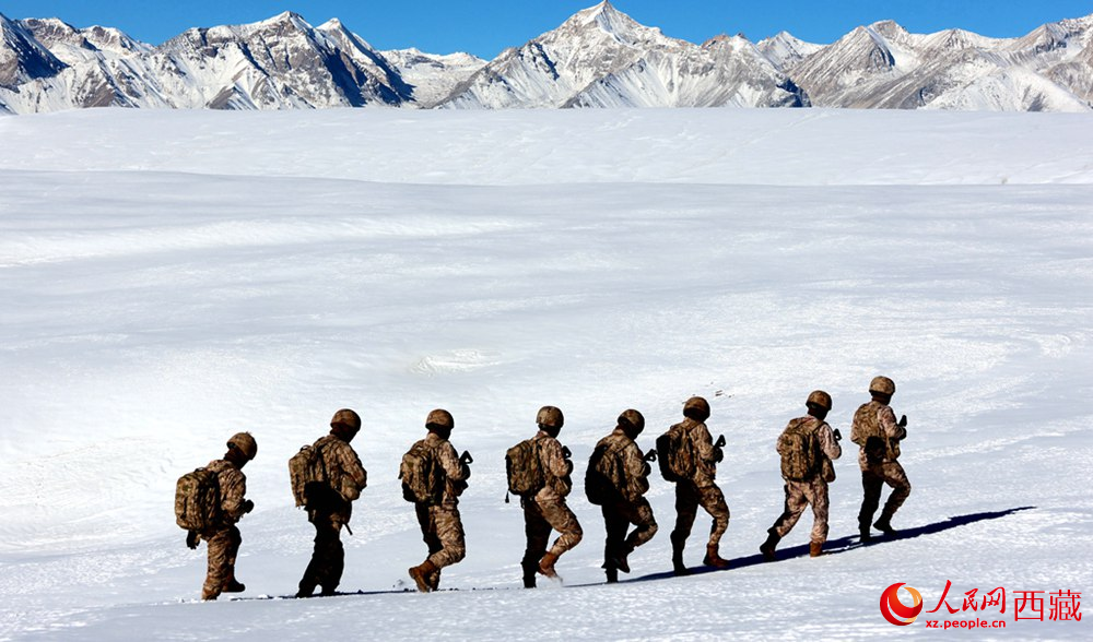 官兵在巡邏。人民日報記者 瓊達(dá)卓嘎攝