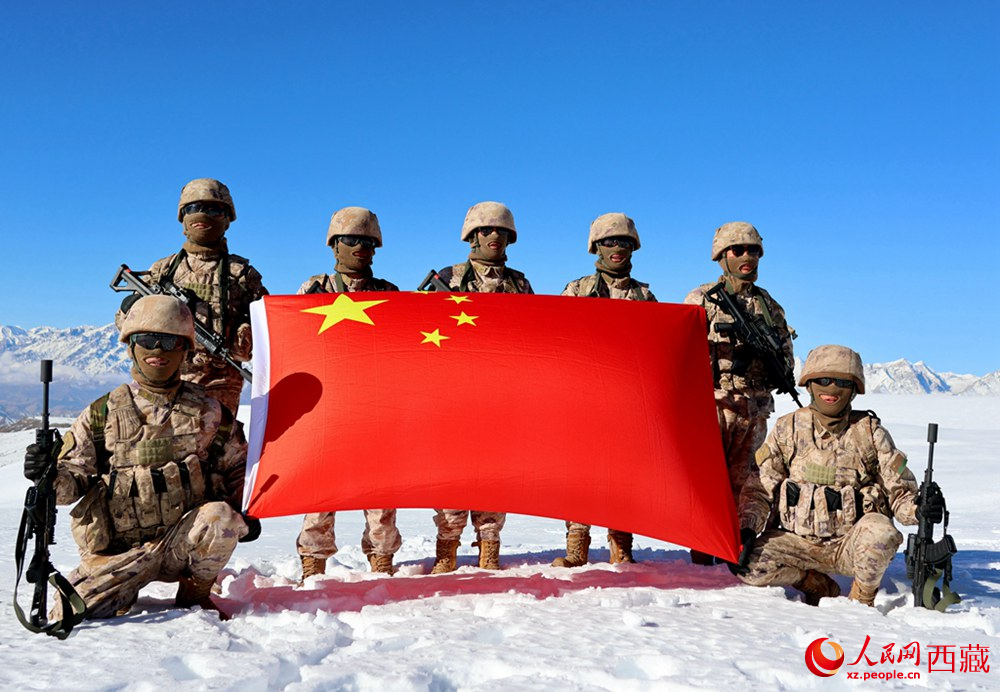 官兵在巡邏點上宣誓。人民日報記者 瓊達(dá)卓嘎攝