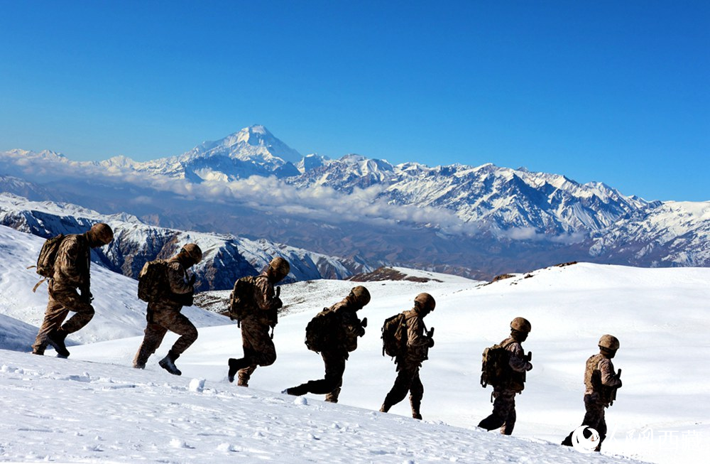 官兵在巡邏。人民日報記者 瓊達(dá)卓嘎攝