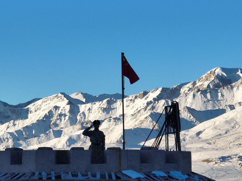 五星紅旗在哨所飄揚。人民日報記者 瓊達(dá)卓嘎攝
