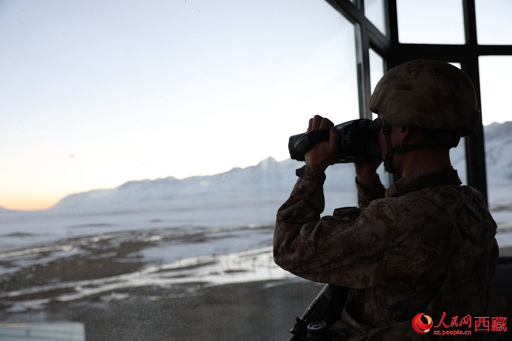 官兵在觀察哨所周邊情況。人民日報記者 瓊達(dá)卓嘎攝