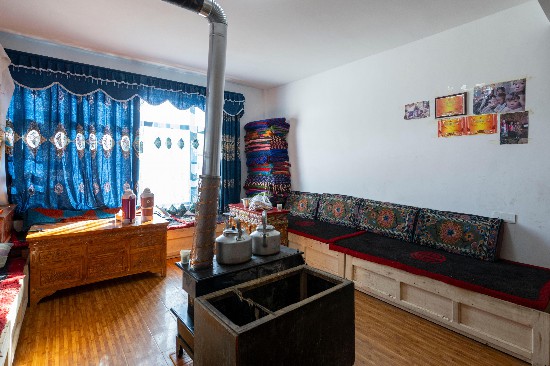 次仁普尺新家的客廳。人民網(wǎng)記者 翁奇羽攝