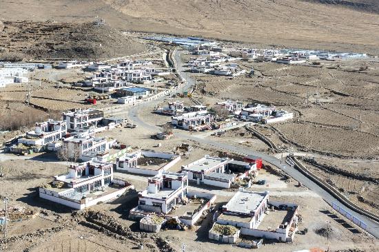 2025年12月11日，西藏定日縣長(zhǎng)所鄉(xiāng)古榮村新貌。人民網(wǎng)記者 翁奇羽攝