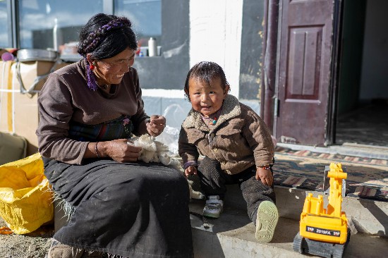 次仁普尺的媽媽在院子里做家務(wù)。人民網(wǎng)記者 翁奇羽攝