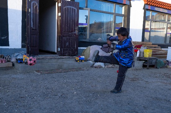 次仁普尺的弟弟在院子里玩耍。人民網(wǎng)記者 翁奇羽攝