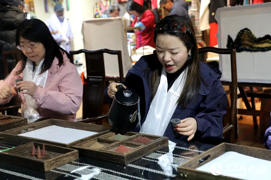 游客在“雅礱里”文化藝術(shù)街區(qū)非遺展館體驗(yàn)制作藏香。在工作人員的指導(dǎo)下，游客親手揉搓香泥、壓制成型，感受藏族傳統(tǒng)非遺技藝的魅力。人民網(wǎng)記者 吳雨仁攝