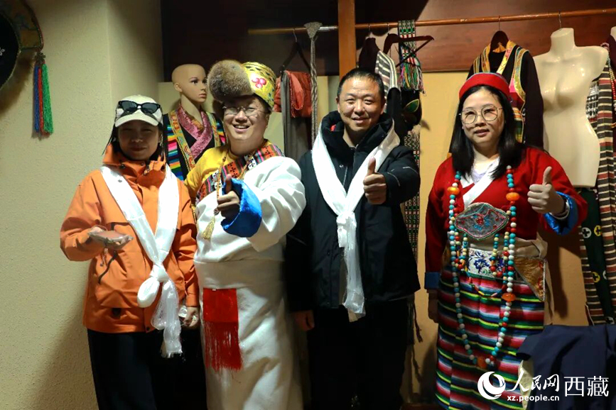 游客在扎西曲登社區(qū)體驗(yàn)藏族服飾文化。大家身著色彩鮮艷的藏裝，佩戴特色飾品，臉上洋溢著喜悅的笑容。人民網(wǎng)記者 吳雨仁攝