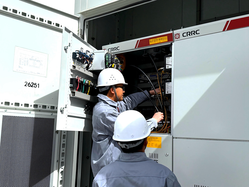 運(yùn)維人員精細(xì)檢修，保障清潔電力穩(wěn)定輸出。人民網(wǎng)記者 吳雨仁攝