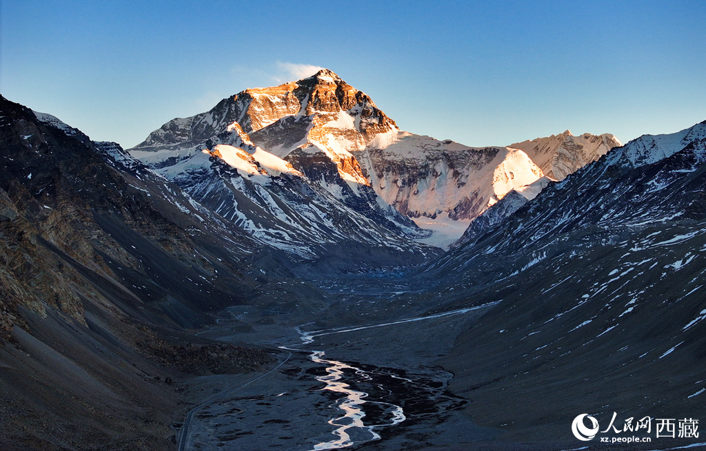珠峰金頂映峽谷。人民網(wǎng)記者 吳雨仁攝