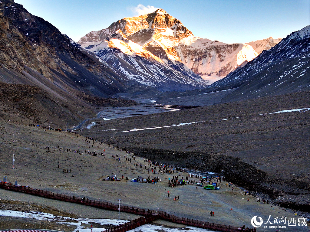 大本營(yíng)游人觀珠峰。人民網(wǎng)記者 吳雨仁攝