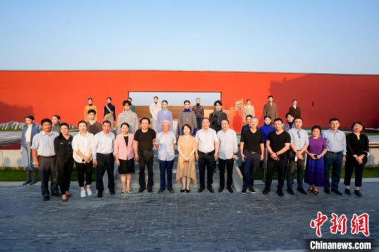 近40套藏式針織系列時(shí)裝亮相2022北京時(shí)裝周。　北京時(shí)裝周供圖