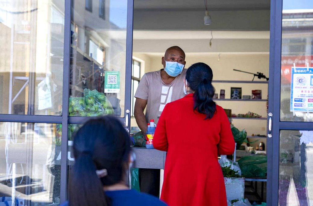 市民們有序排隊購買早餐。人民網(wǎng) 次仁羅布攝