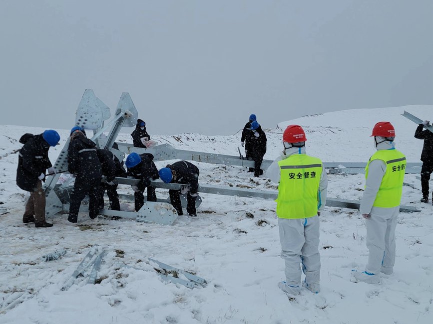 9月13日，電力施工人員正在對改造工器具進行清點和組裝。秦鐘攝