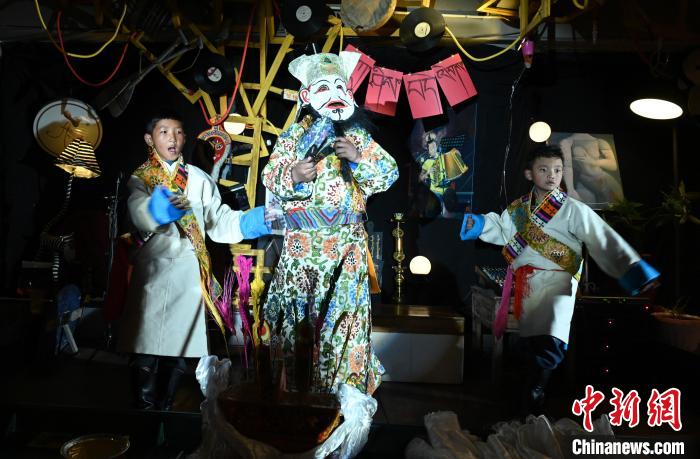 圖為由少兒表演的藏戲在公開(kāi)場(chǎng)合演出。資料圖 趙朗 攝