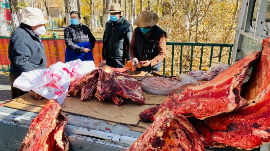 圖為市民正在買牛肉，本報記者 格桑倫珠攝(3737723)-20221201105107(1).jpg