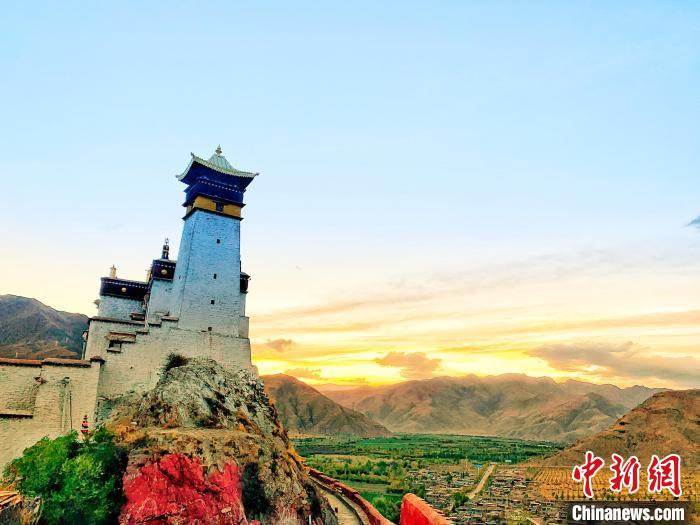 圖為西藏第一座宮殿——山南雍布拉康?！埼?攝