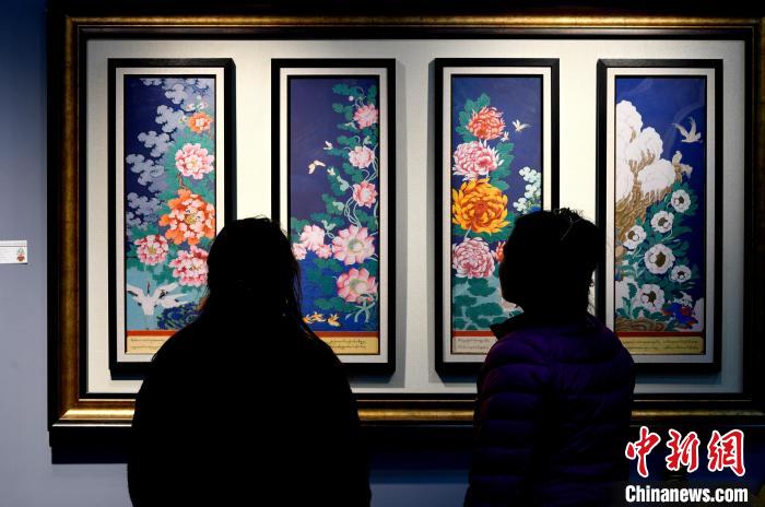 圖為5月16日，觀眾正在欣賞展覽中的新創(chuàng)唐卡作品?！±盍?攝
