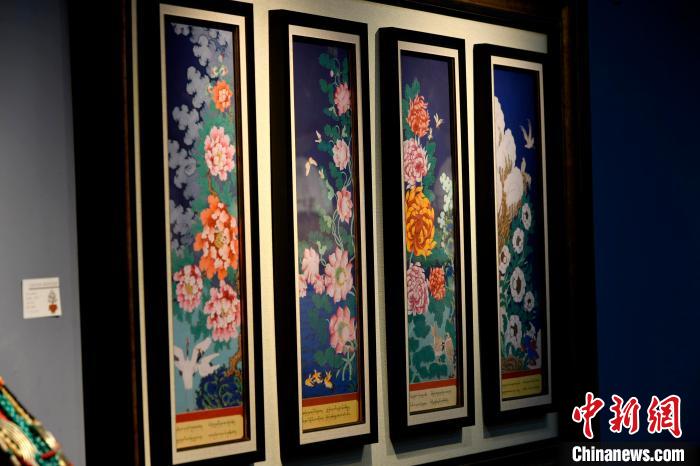 圖為5月16日，展覽中新創(chuàng)唐卡作品《四季花》。　李林 攝