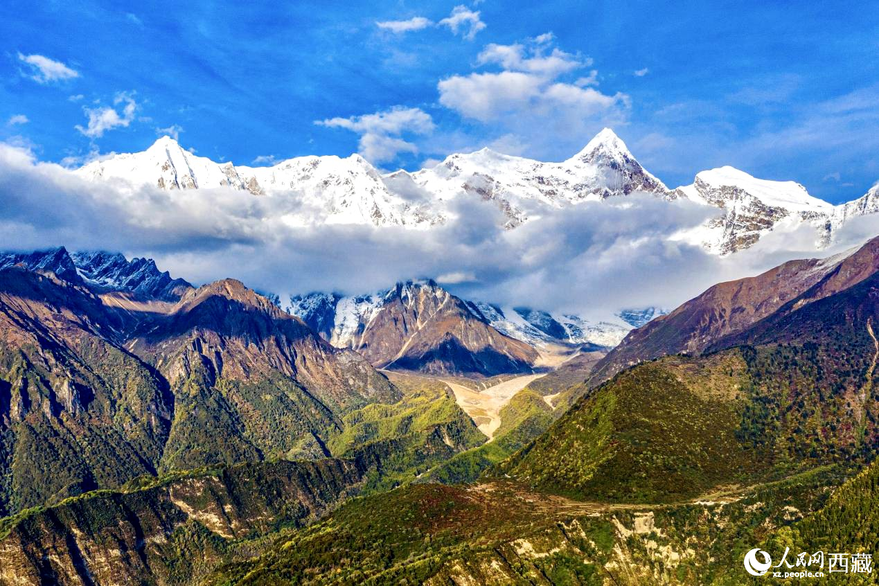 無人機航拍南迦巴瓦峰。