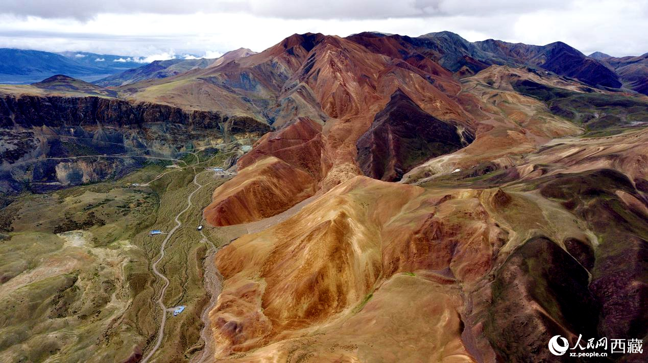 西藏阿里地區(qū)札達縣境內(nèi)的山丘，因大地礦石的緣故而變得色彩豐富，當?shù)厝朔Q之為“五彩山”。