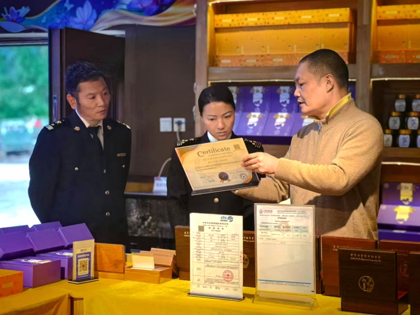 拉薩海關(guān)所屬林芝海關(guān)關(guān)員在藏紅花出口種植基地調(diào)研。拉薩海關(guān)供圖