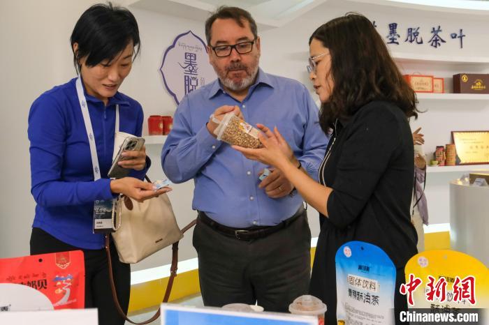 多國(guó)政商人士在西藏林芝參訪