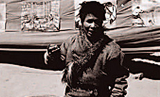 牧民布德在訴說被挖眼的經過