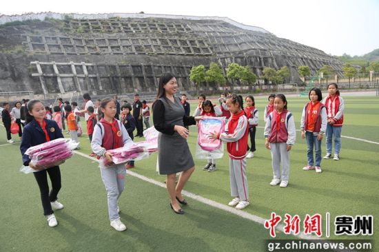 修文縣組織搬遷戶子女開展戶外拓展活動，捐贈愛心物資。